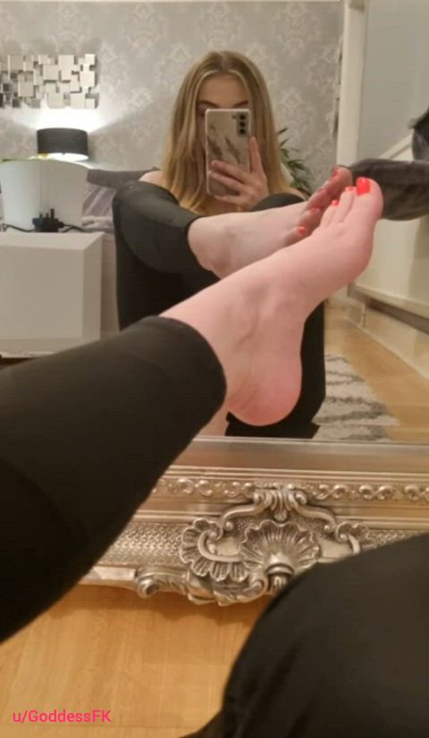 I love teasing with my glorious feet 😋