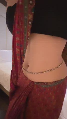 Karishma Kar showing off her tits in tight blouse and saree