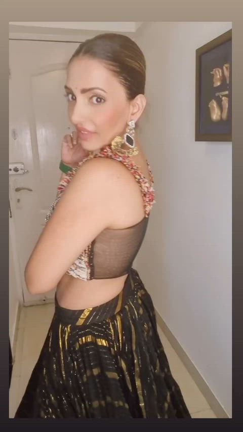 Navina Bole navel in lehenga choli