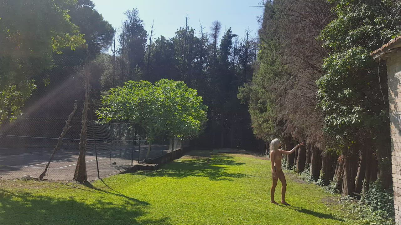 Nata Lee naked in a garden