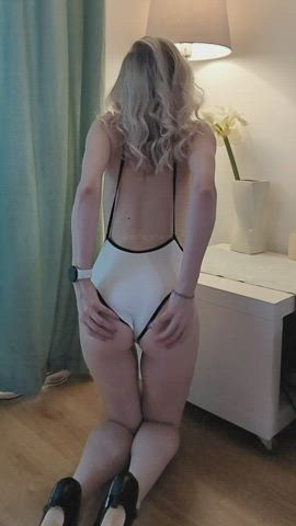 I'm so getting back into sexy swimsuits! Definitely wearing this in the summer!