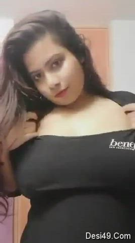 Sexy look💃💃 Desi Girl Showing Her Big Melons😍😍😍 [Must watch] 18+ [Link