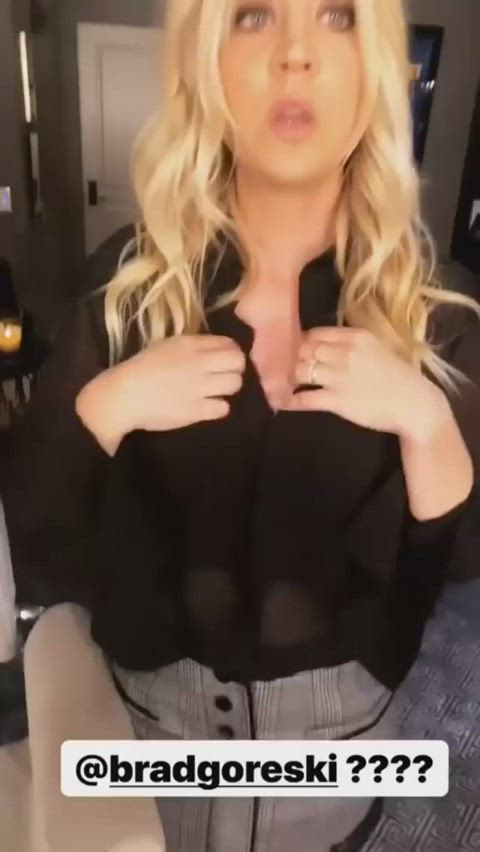 Kaley Cuoco showing off her tits