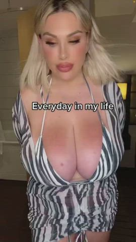 busty huge tits jiggling clip