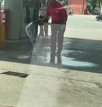 Keeping gas station clean (Venezuela)