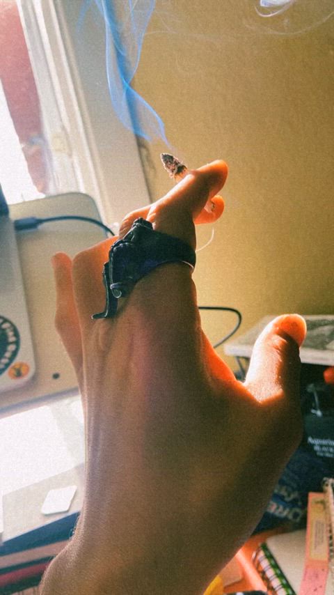 Hand kink and you pay for my weed 🍃