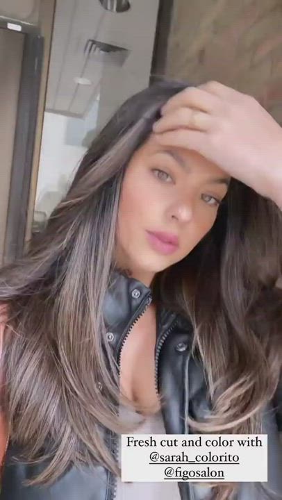 Big Tits Brunette Model clip