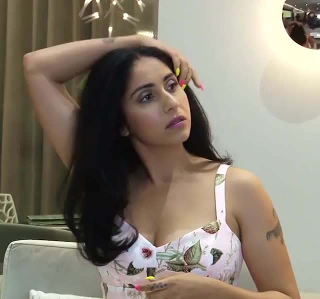 Neha Bhasin cleavage