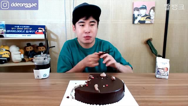 떵개떵_달달한 초코 케이크와 아메리카노 먹방-5