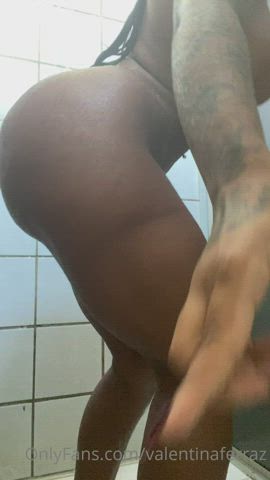 Valentina Ferraz se exibindo no banheiro.