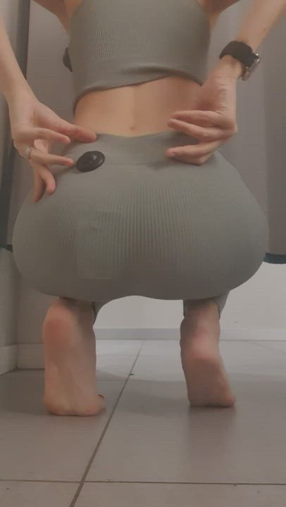 Showing my ass in the changing room makes me feel wet