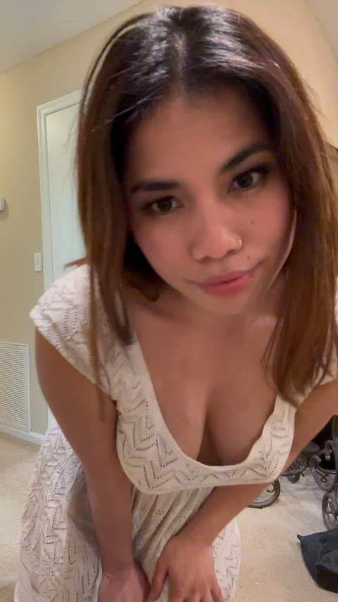 Any white men that wanna play with a filipina pussy?