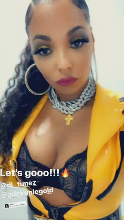 Big Tits Bra Celebrity Cleavage Ebony Natural Tits Tits clip
