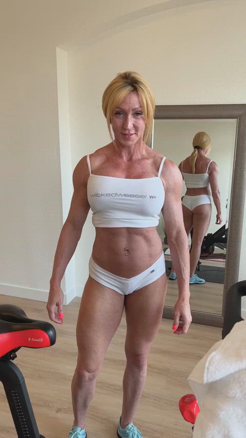 fitwifejewels jewels milf muscular milf pussy clip