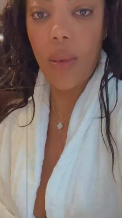 braless brazilian celebrity ebony jiggling sideboob clip