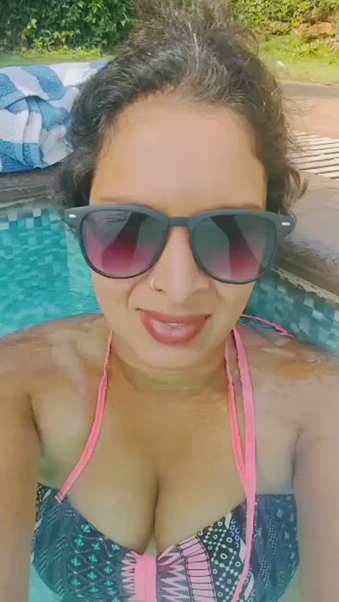 amateur big tits bikini busty cute swimming pool bigtits bikinis bimbos indian-babes