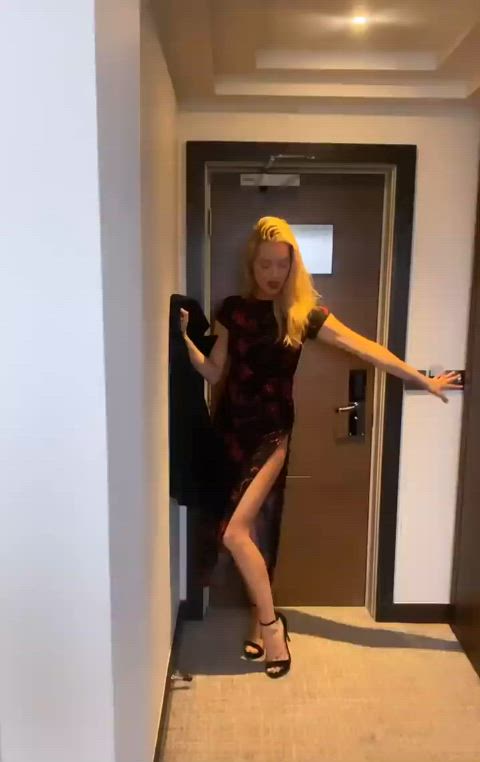 beautiful blonde celebrity dress legs sexy clip