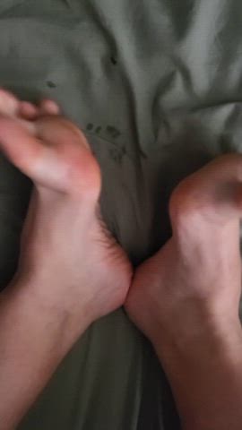 Can you use your feet as little hands? 😋