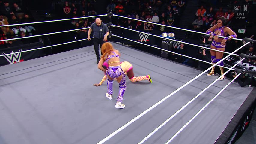 Jakara Jackson hitting Naomi with her own version of the stinkface~