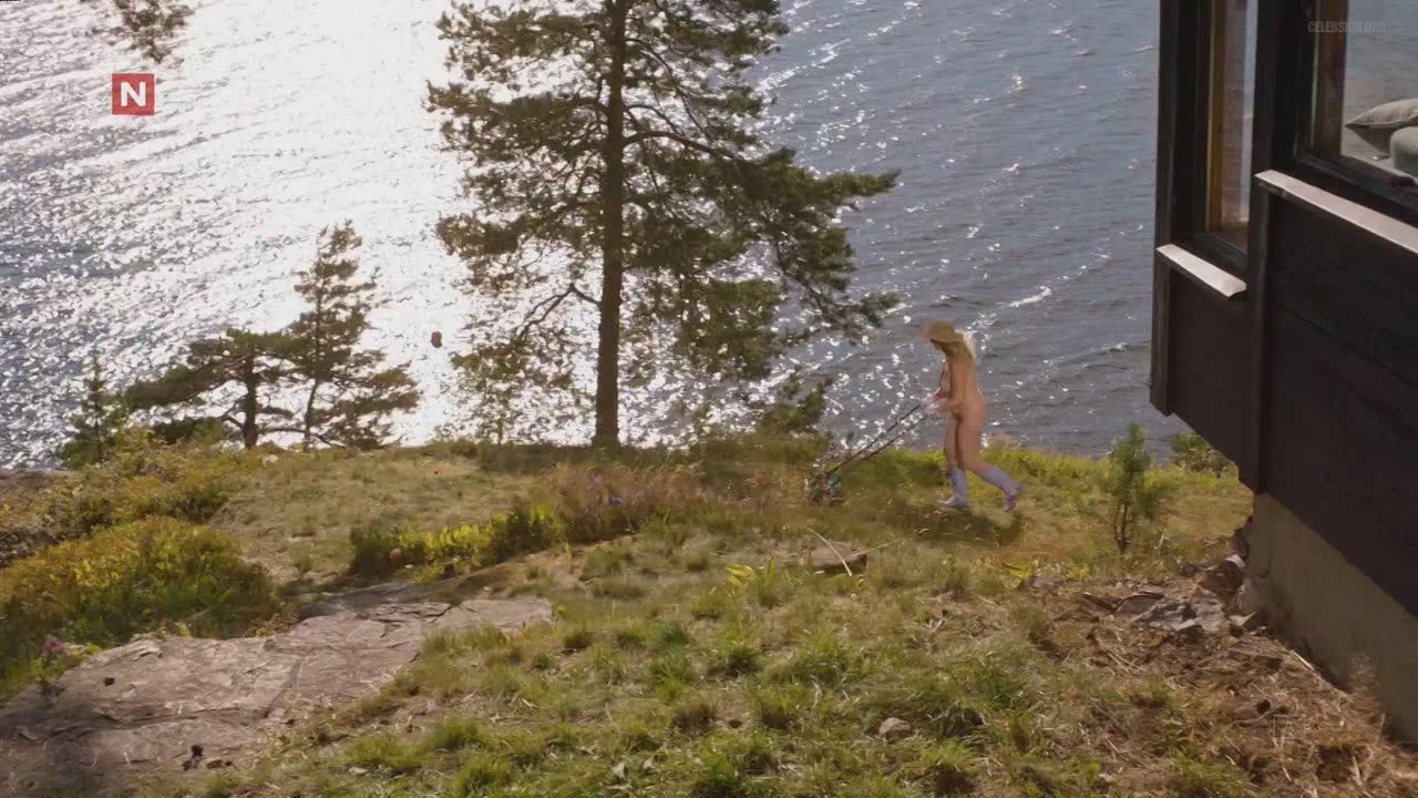 Passing as a naturist to steal a document (Neste Sommer S03E03 (NO2016))