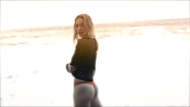 Sydney Sweeney thong plot (&amp; and some jiggling plot too)