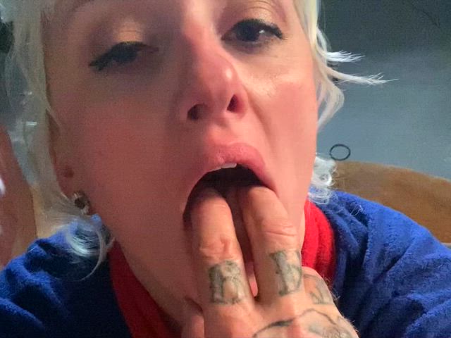 blonde fansly finger in mouth milf submissive tattoo tongue horny-cougars real-couples