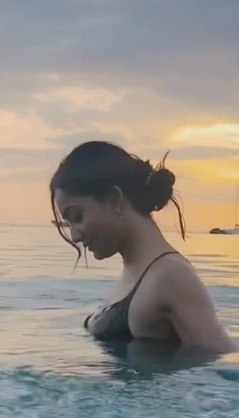 Bong Gutterraand Tridha whoring herself again in Bikini. Saali Duniya ke har Beach