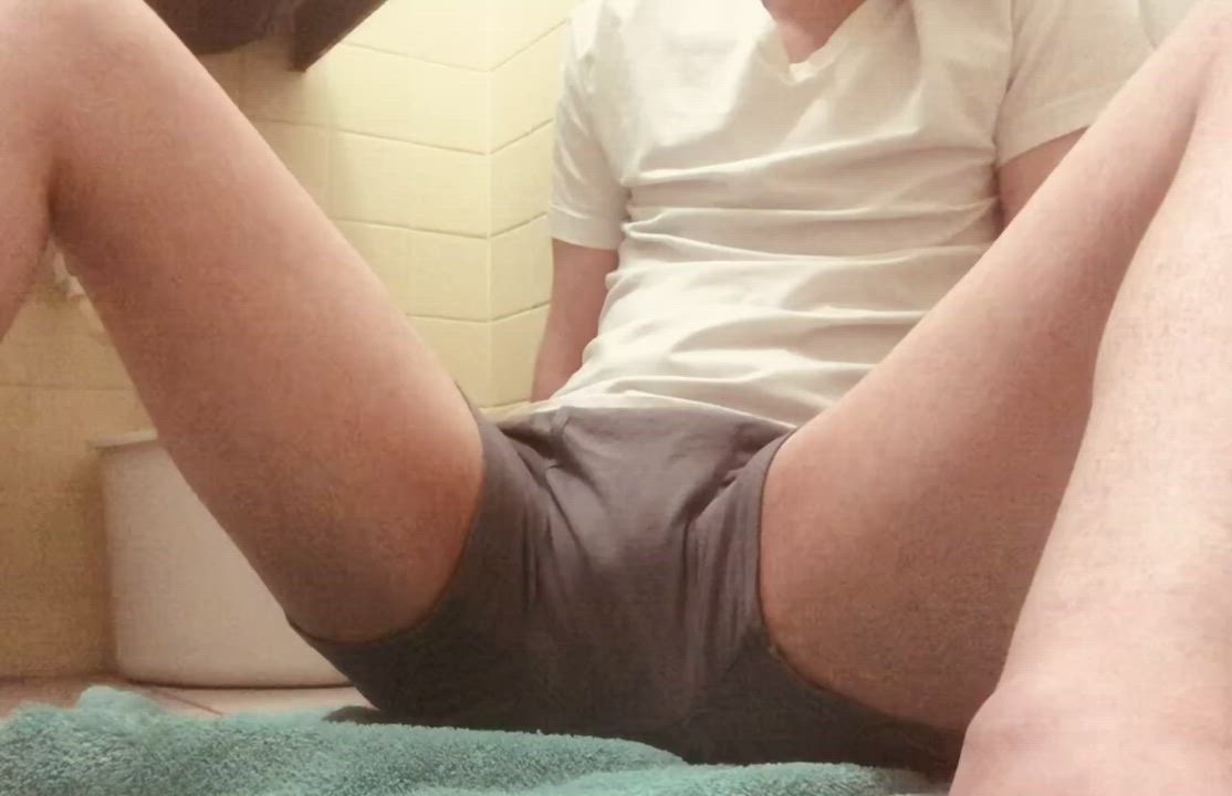 Clothed FTM Piss clip