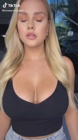 Boobs Bouncing Tits Cleavage clip