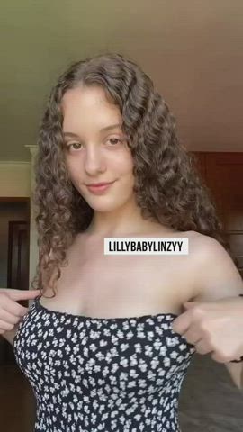 amateur big tits boobs bouncing tits braless curly hair natural tits teen titty drop
