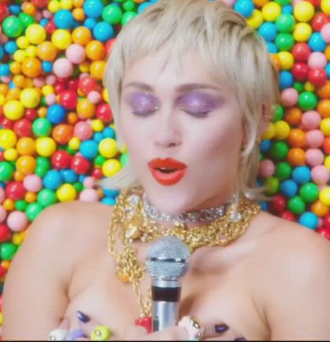 Celebrity Cute Miley Cyrus clip