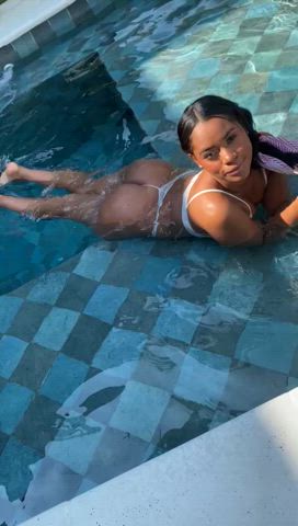 curvy latina pool sexy clip