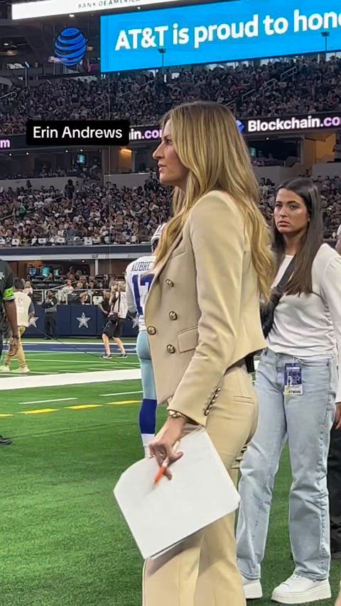 Erin Andrews sideline