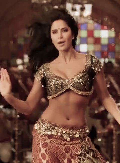 Katrina Kaif navel in Thugs