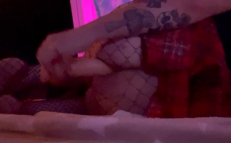 Had to rip my fishnets for this vid :c