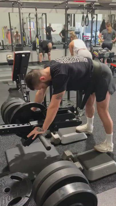 Up on your tiptoes, boy! Let us see those strong calfs and perky ass ??