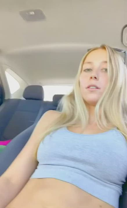 Shaved girl starts masturbating in her car