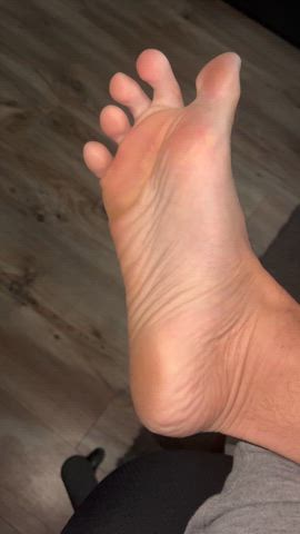It puts the lotion on its soles… (49)