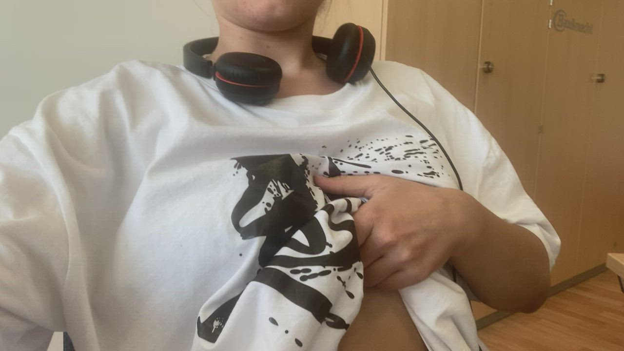 Flashing my tits at work made me wet