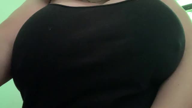 Small shirt, big boobs ;)