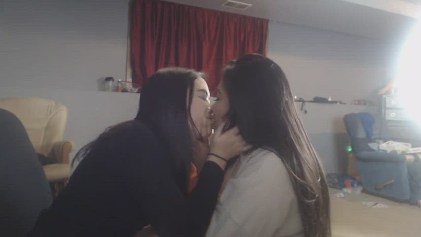 girls kissing lesbians clip