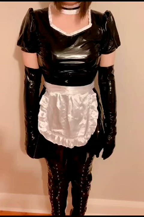 Latex sissy maid Saoirse ready to serve...
