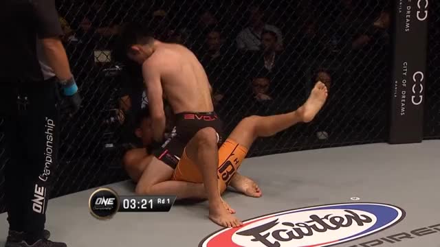 Shinya Aoki destroyed Shannon Wiratcha face with elbows! OUCH! #ONEReignofKings