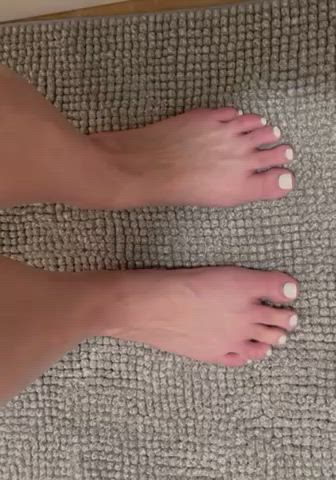 I can spread my toes apart individually. Who wants to lick between each and every