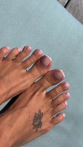 i love when guys on here rate my white toes 😇