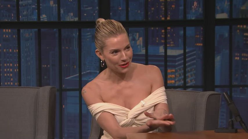 Celebrity Cleavage Natural Tits clip