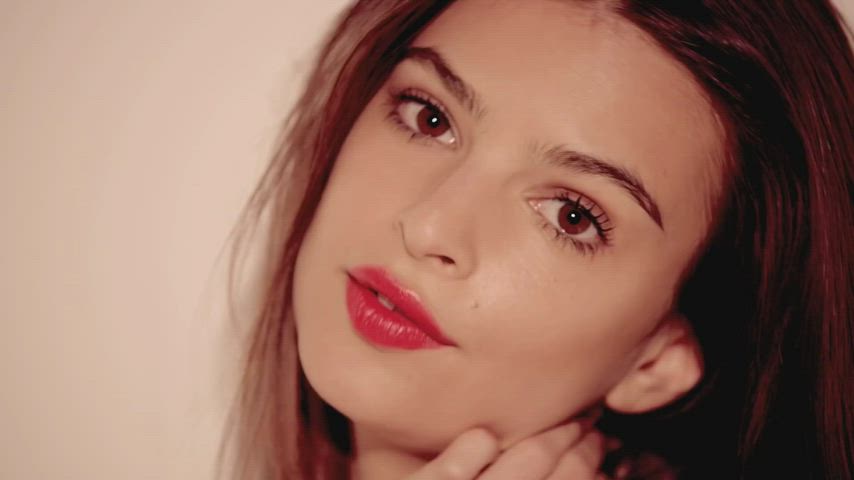 Emily Ratajkowski dancing half-naked for Robin Thicke's "Blurred Lines"