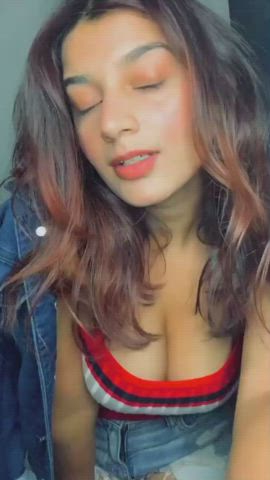 Big Tits Cleavage Indian clip
