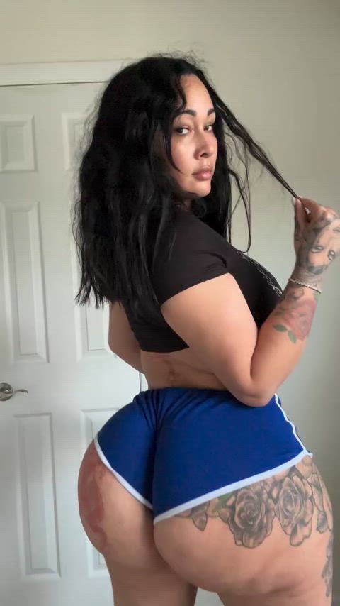 Love with this Latina Goddess shakes her booty