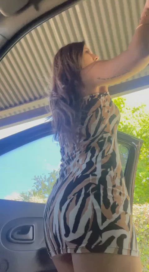 Just showing off my booty in my tight dress 🙈